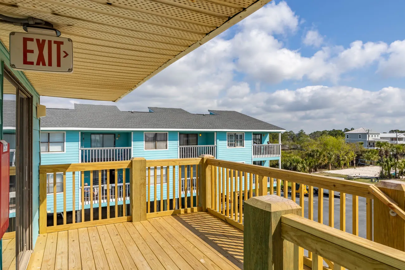 Common deck walkway with view to the Gulf-side lagoon
